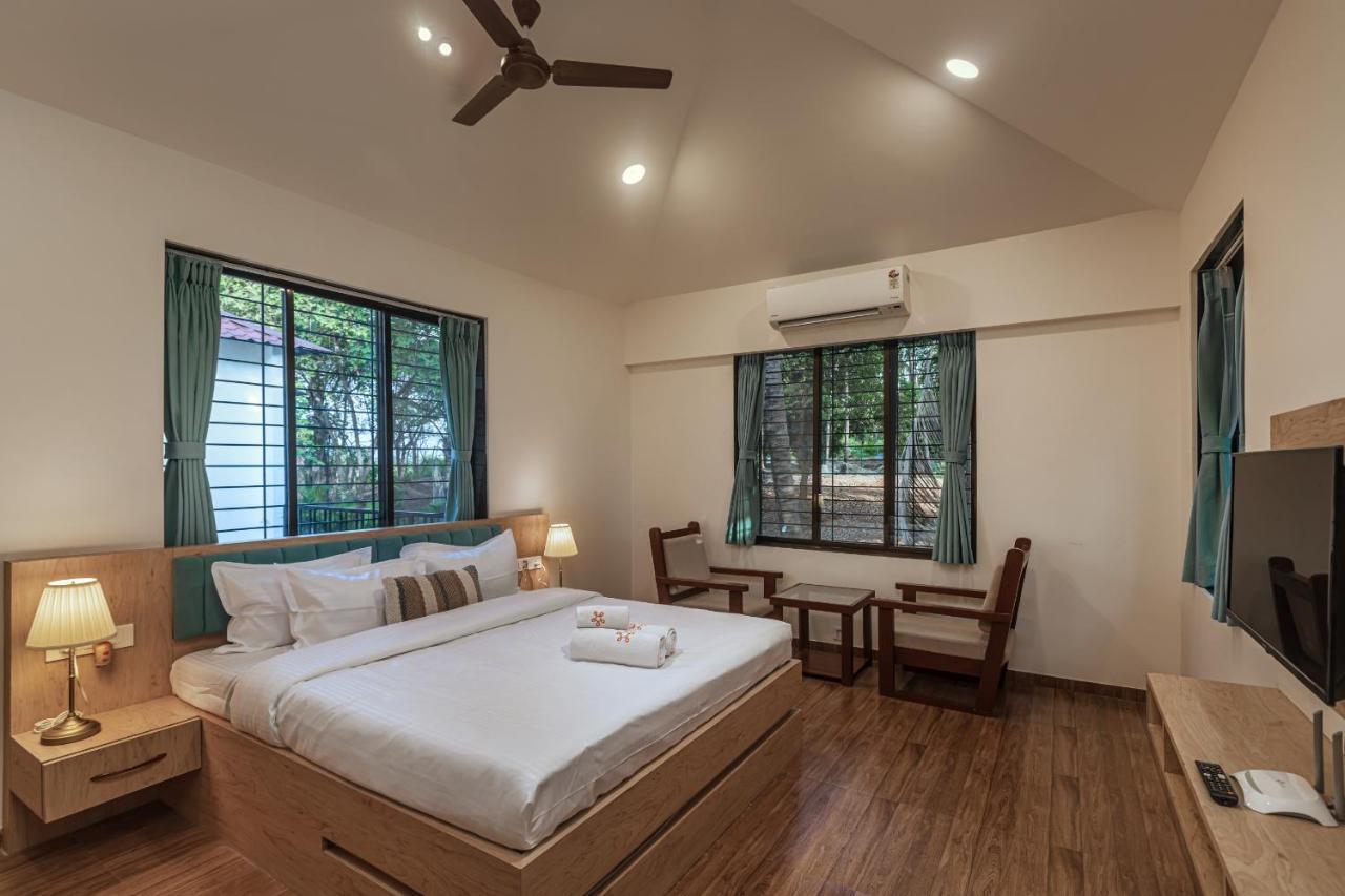 Saffronstays Riverfront Manor, 5-Bdr Pool Villa By Pej River カルジャット エクステリア 写真